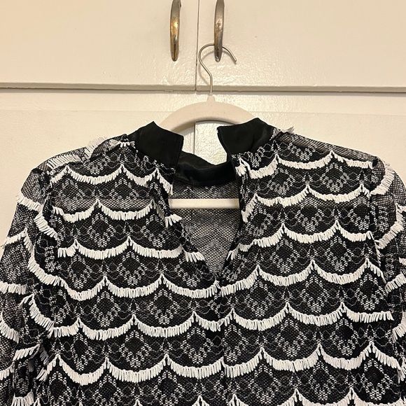 Chic Scallop Lace Black and White Blouse - Picture 7 of 8